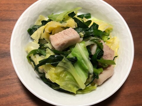 豚肉でもつ鍋風煮込み